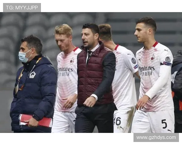 布雷迪亲临米兰对科莫比赛现场与伊布合影并获赠球队球衣